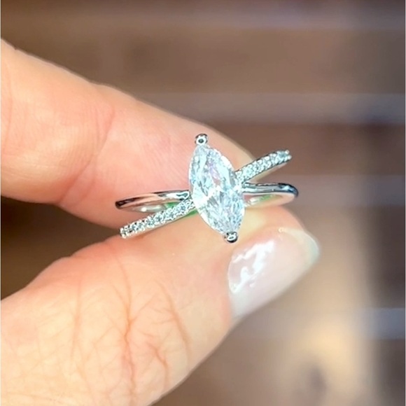 NWT Delicate Criss Cross Marquis Cut Rhinestone Ring - Picture 1 of 2